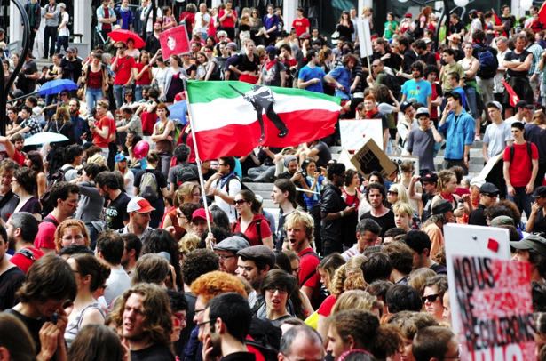 Drapeau patriote dans la foule