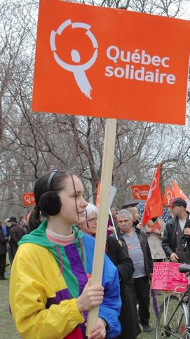 Jeune avec pancarte orange