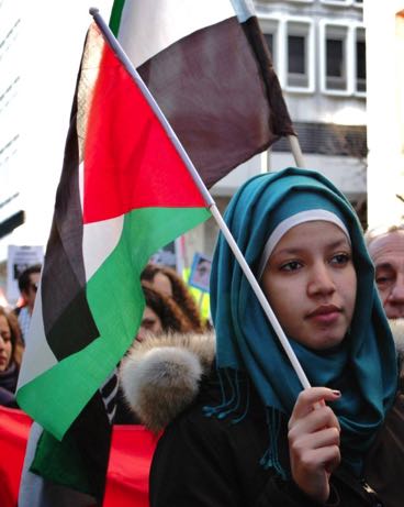 Jeune femme au drapeau