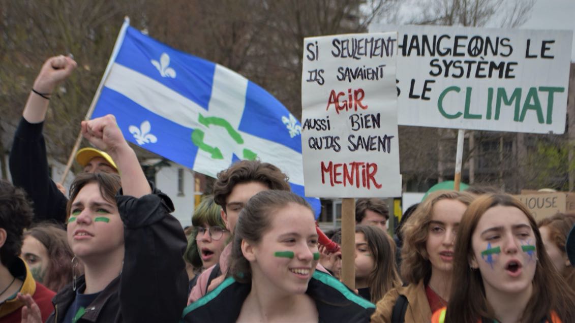 Manif étudiante climat avec drapeau