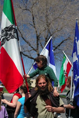Père et enfant avec drapeau patriote 29-04-2006 12-35-49