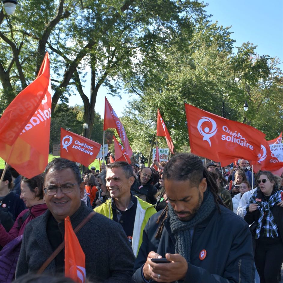 QS - fanions dans manif